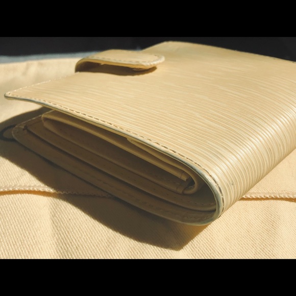 LOUIS VUITTON Vanilla Epi Leather Compact Wallet - Picture 3 of 8